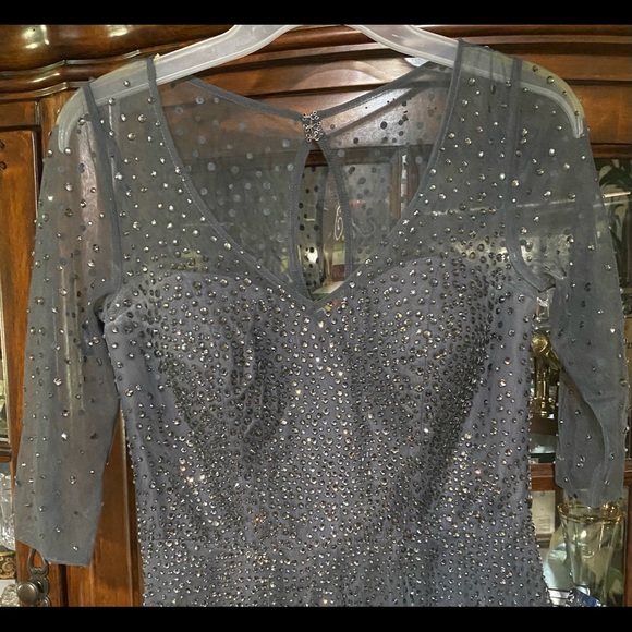 Beautiful gown - Picture 7 of 11